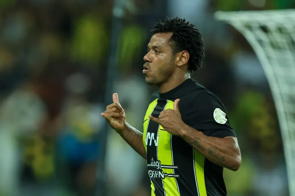 Romarinho celebrando gol pelo Al-Ittihad. (Photo by Yasser Bakhsh/Getty Images)