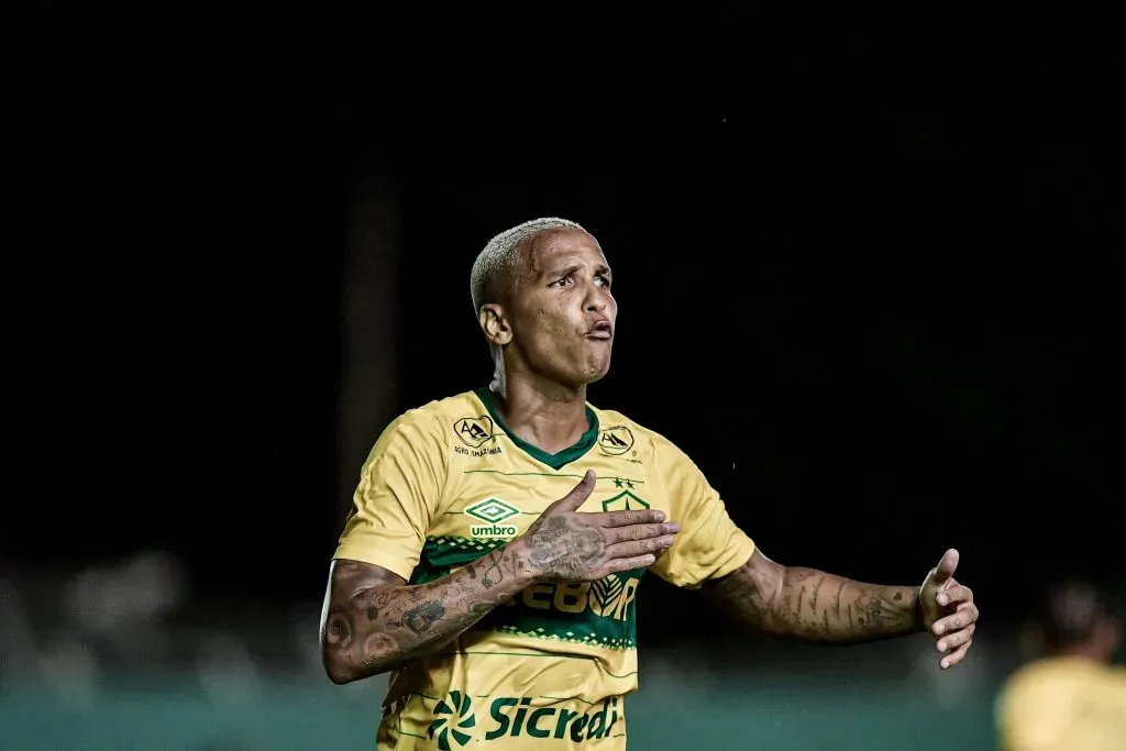 Deyverson em ação pelo Cuiabá. Foto: Thiago Ribeiro/AGIF