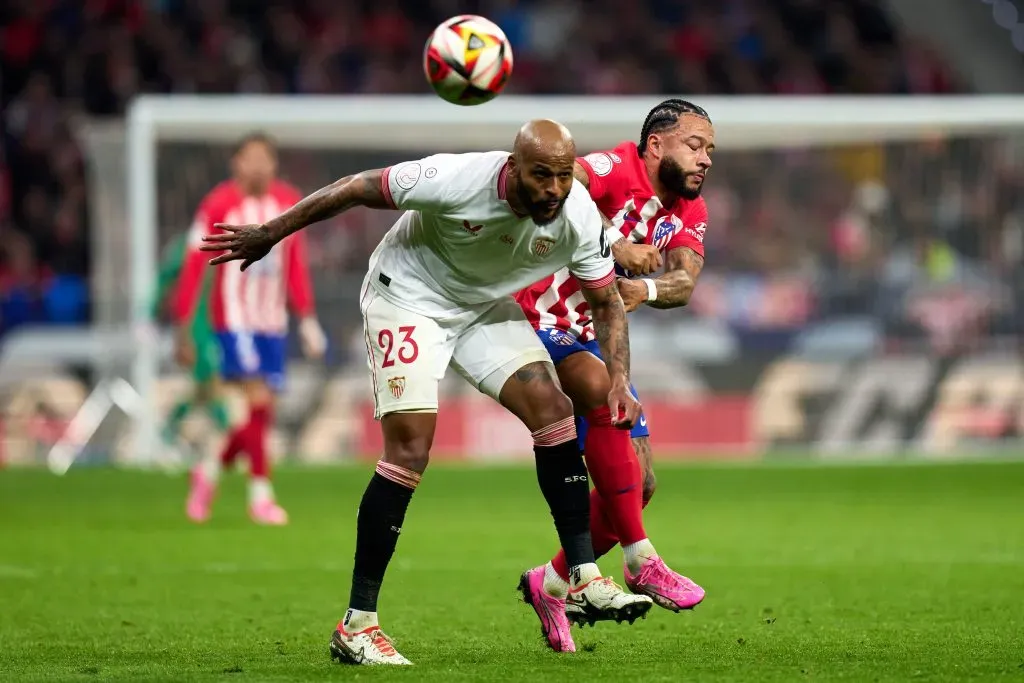 Marcão contra Depay, do Atlético de Madrid. (Photo by Angel Martinez/Getty Images)