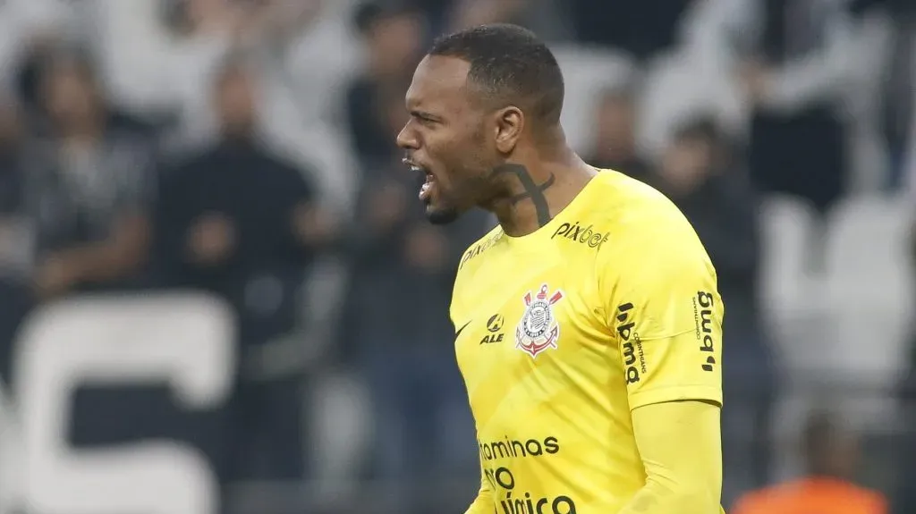 Corinthians já está ciente do possível novo clube do goleiro Carlos Miguel. (Photo by Miguel Schincariol/Getty Images)