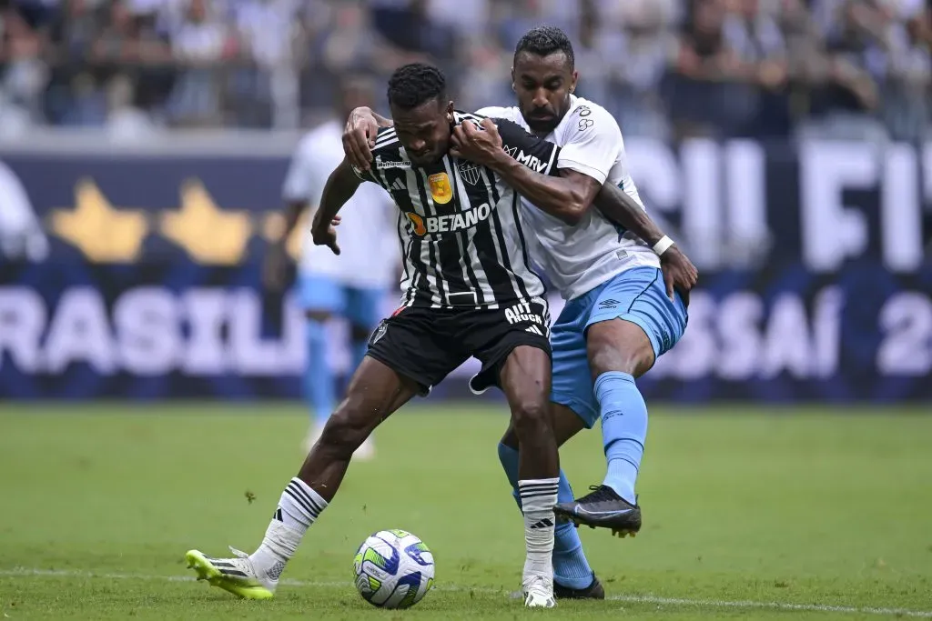 Edenilson (L) of Atletico Mineiro  (Photo by Pedro Vilela/Getty Images)