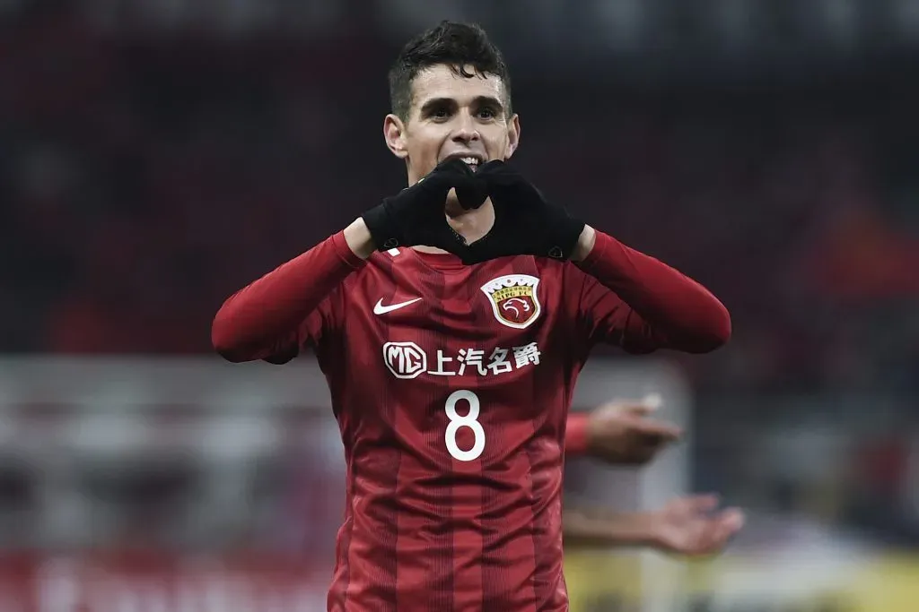 Oscar em campo pelo time chinês (Photo by Visual China/Getty Images)