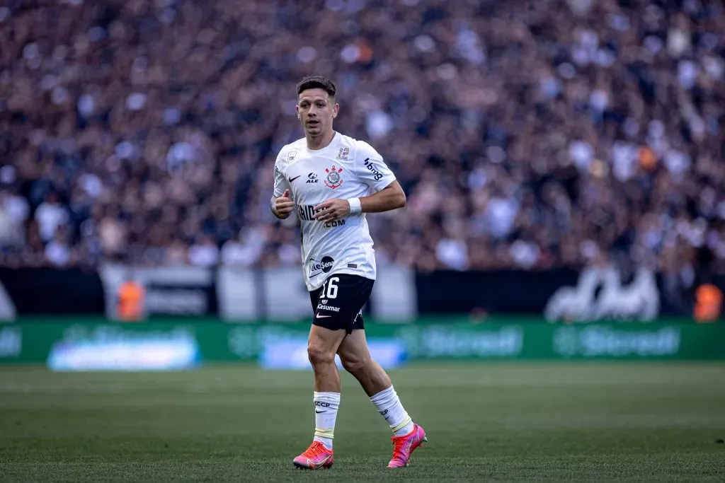 Jogador enfrentando a Portuguesa. Foto: Leonardo Lima/AGIF