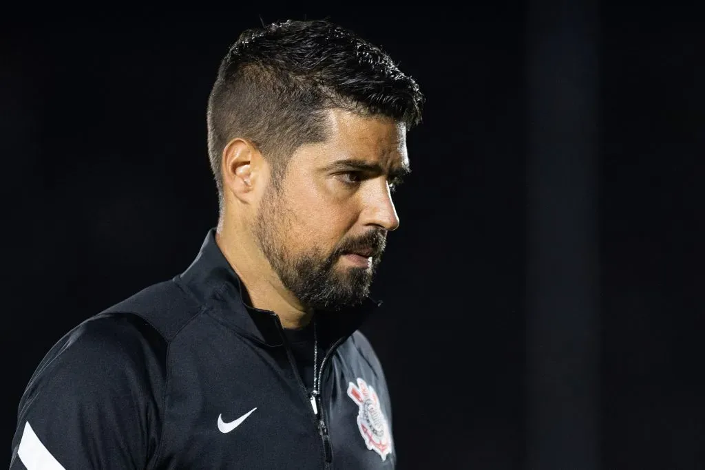 António Oliveira precisa encontrar soluções para fazer o Corinthians voltar a vencer. Foto: Fabio Moreira Pinto/AGIF