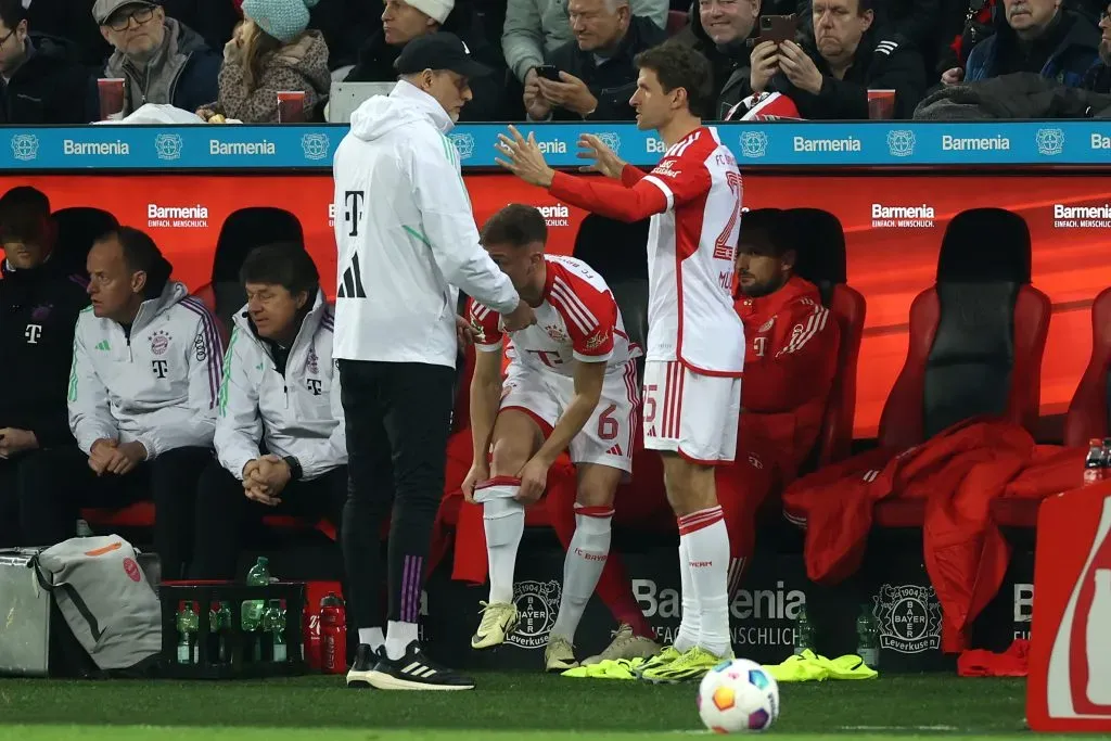 Thomas Müller conversa com técnico Thomas Tuchel durante o jogo contra o Leverkusen pela Bundesliga (Photo by Lars Baron/Getty Images)