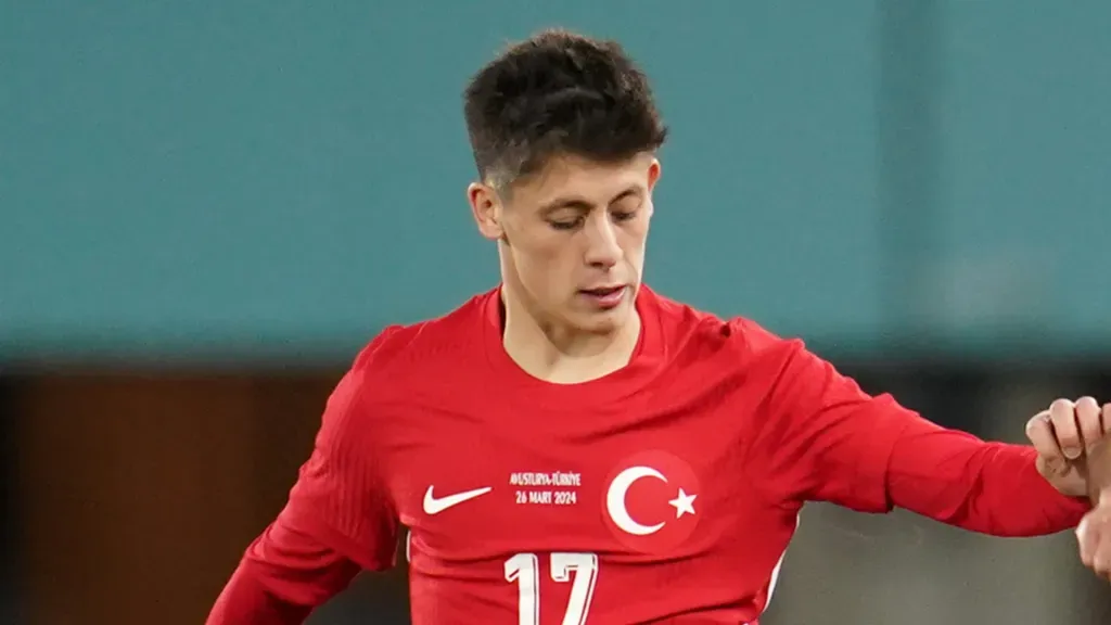 Arda Güler espera oportunidades no Real Madrid (Foto: Christian Hofer/Getty Images)