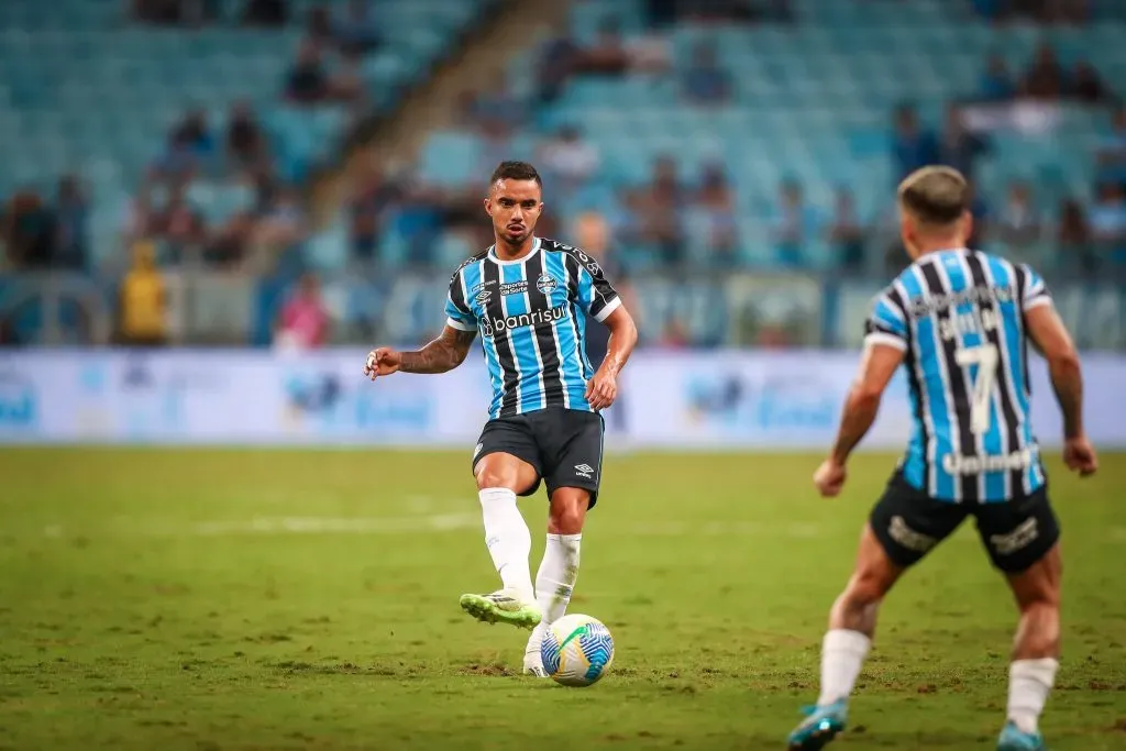 Fabio vai ser escalado na LE (Foto: Lucas Uebel/Grêmio/Divulgação)