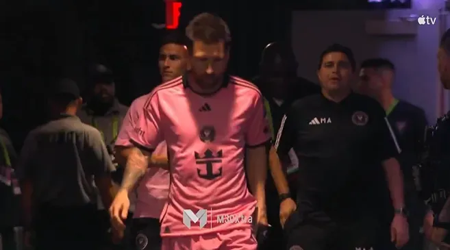 Ainda sob contrato com o Corinthians, Rojas é flagrado atrás de Messi no estádio Drive Pink com a camisa do Inter Miami | Foto: Reprodução/Apple TV