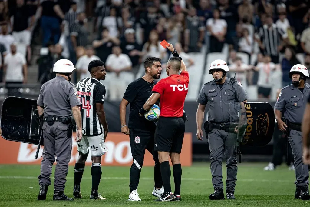 António Oliveira na partida contra o Atlético Mineiro.  Foto: Leonardo Lima/AGIF