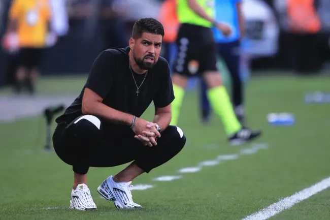 António Oliveira na Neo Química Arena comandando o Corinthians no Campeonato Paulista. Foto: Ettore Chiereguini/AGIF