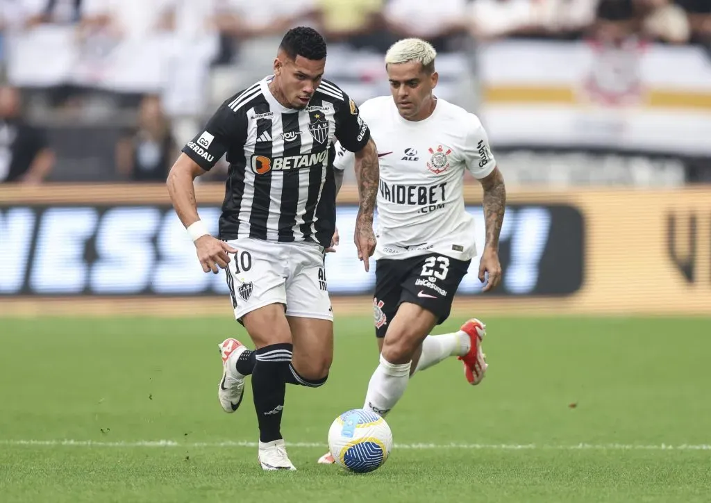 Fagner em partida contra o Atlético Mineiro. (Photo by Alexandre Schneider/Getty Images)