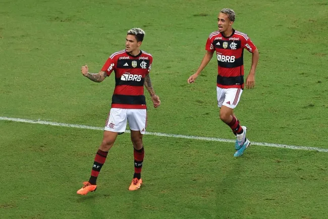 Matheus Gonçalves e Pedro pelo Flamengo (Photo by Buda Mendes/Getty Images)