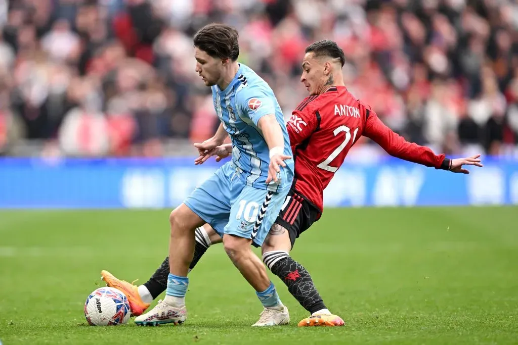 Antony em ação pelo Manchester United contra o Coventry City. (Photo by Mike Hewitt/Getty Images)