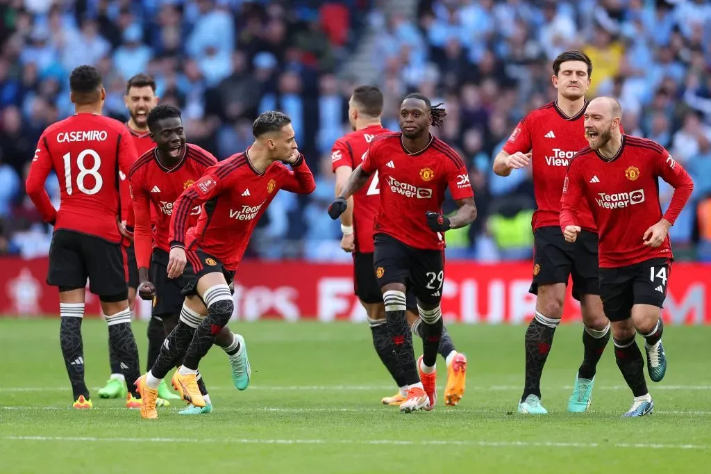 Antony e jogadores do United comemoram classificação na FA Cup (Photo by Richard Heathcote/Getty Images)