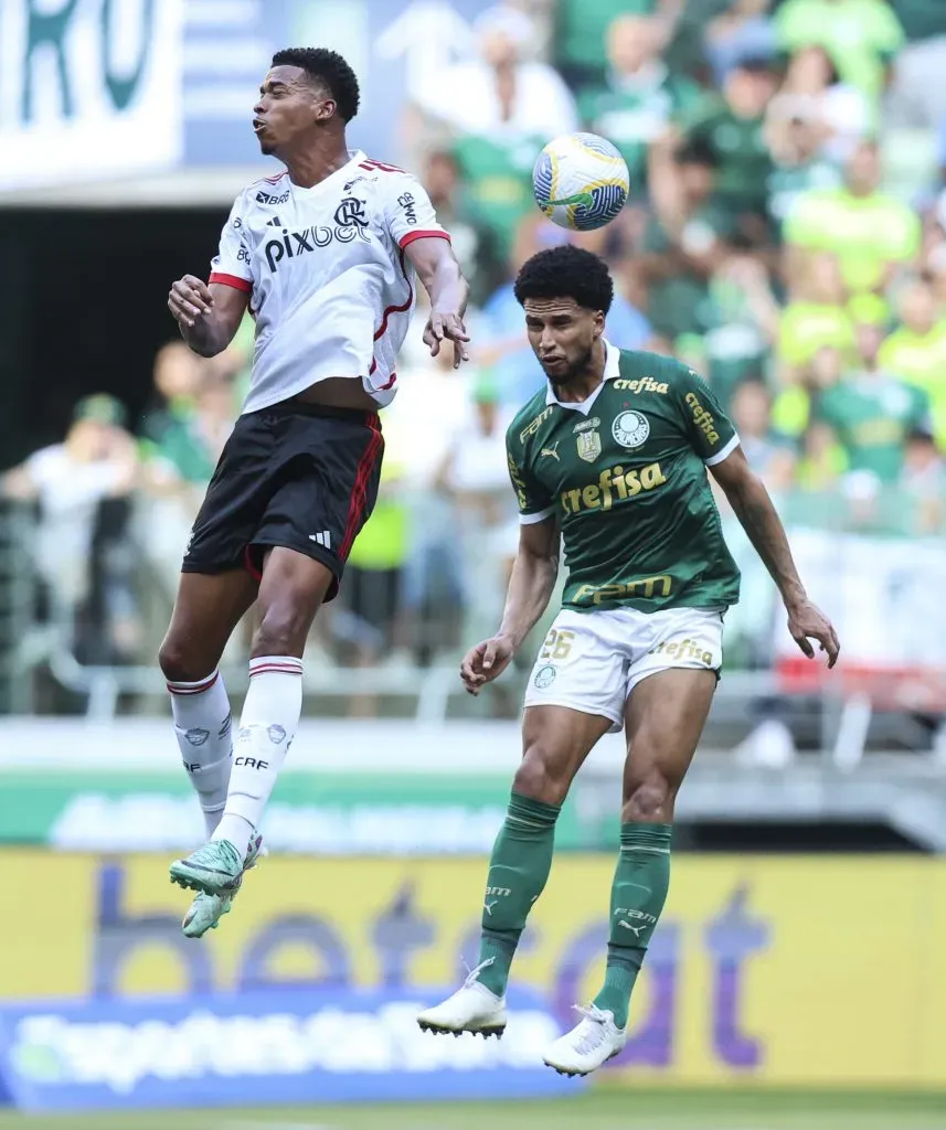 Carlinhos of Flamengo and Murilo of Palmeiras  (Photo by Alexandre Schneider/Getty Images)