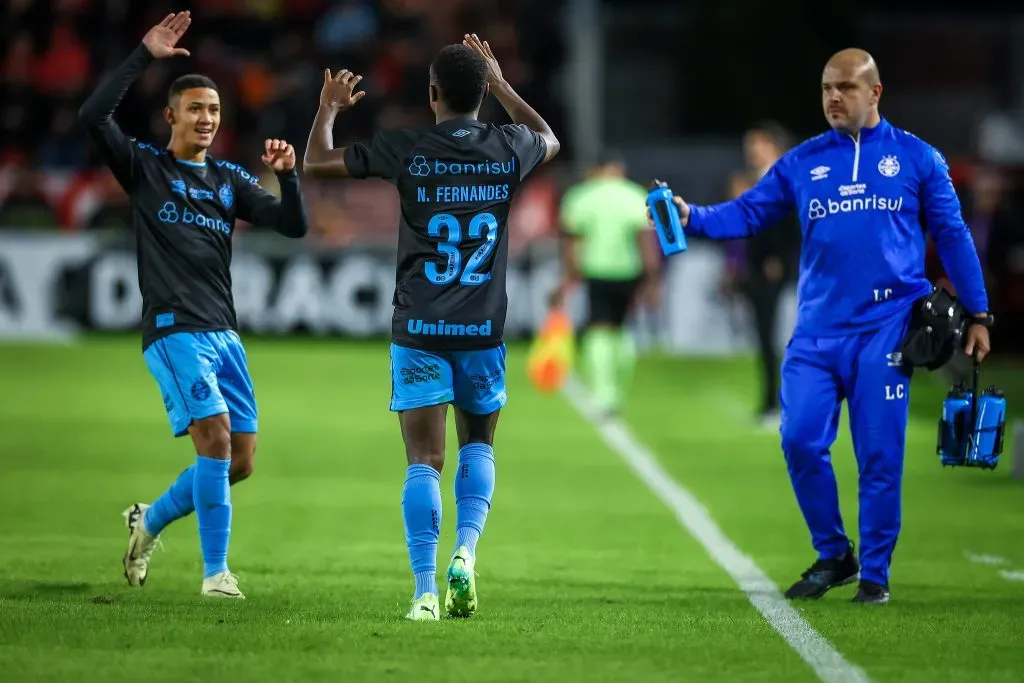 Gustavo Nunes e Nathan Fernandes criaram a jogada do gol do Grêmio (Foto: Lucas Uebel/Grêmio/Divulgação)