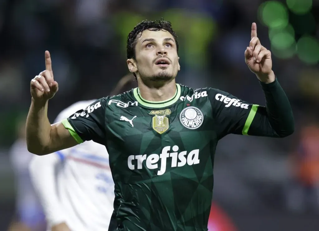 Raphael Veiga celebrando gol pelo Palmeíras. (Photo by Alexandre Schneider/Getty Images)