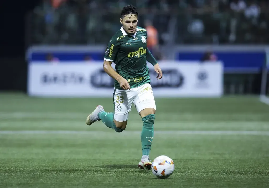 Raphael Veiga em ação pelo Palmeiras. (Photo by Alexandre Schneider/Getty Images)