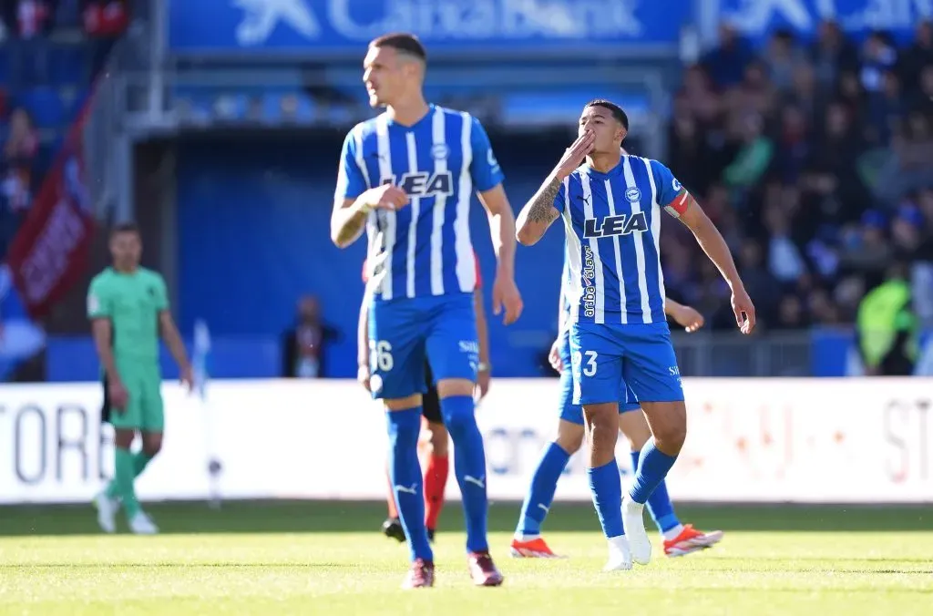 Carlos Benavidez and Zamora of Deportivo Alaves (Photo by Juan Manuel Serrano Arce/Getty Images)