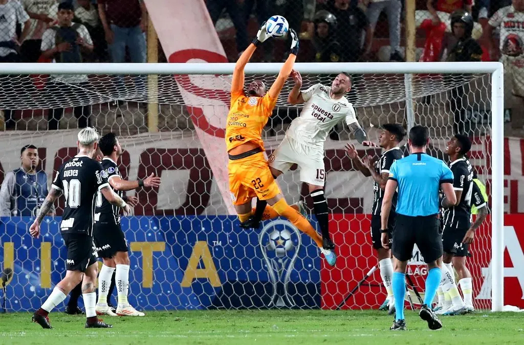 Carlos Miguel em ação pelo Corinthians. (Photo by Raul Sifuentes/Getty Images)