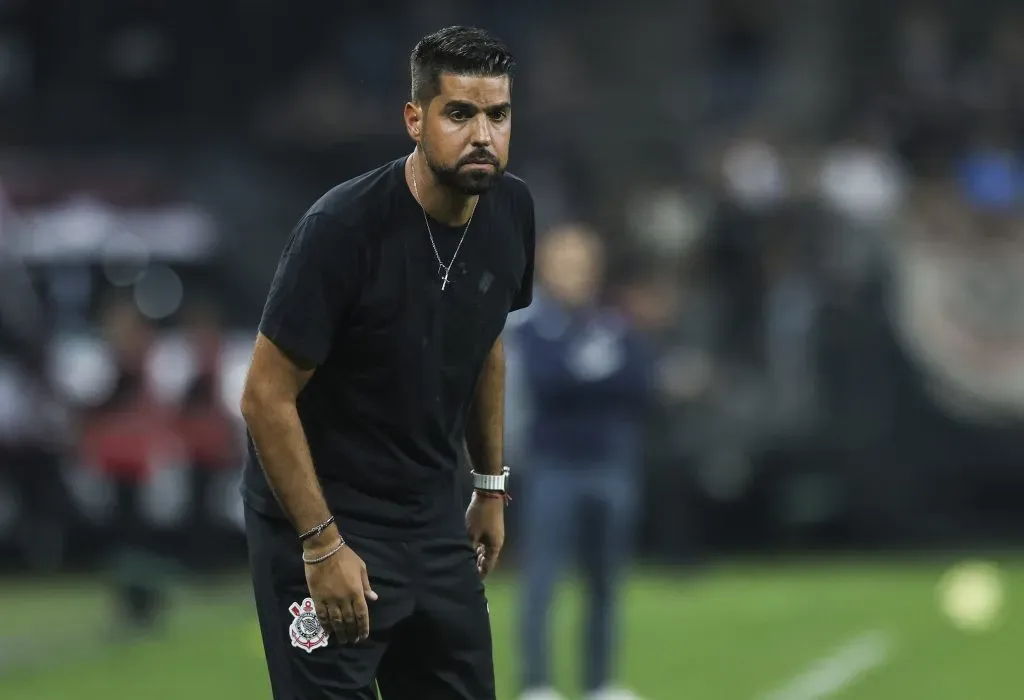 António Oliveira pode deixar o Corinthians (Photo by Alexandre Schneider/Getty Images)