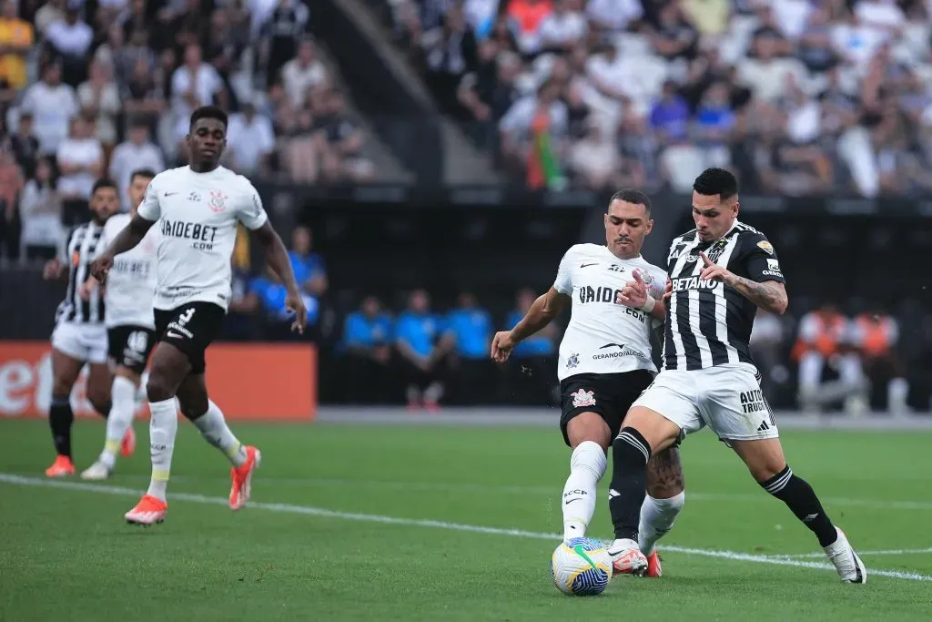 Paulinho em partida contra o Corinthians. Foto: Ettore Chiereguini/AGIF