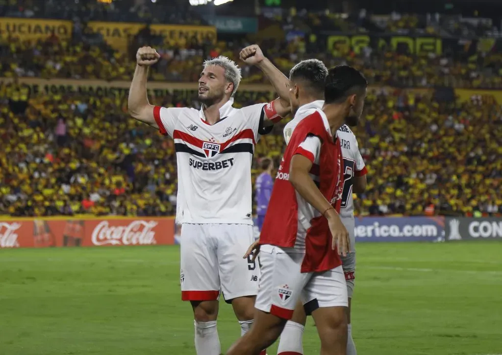 Calleri comemora seu gol contra o Barcelona | Foto: Rubens Chiri/saopaulofc