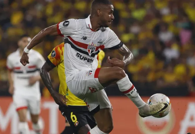 André Silva em ação pelo São Paulo contra o Barcelona (EQU) | Foto: Rubens Chiri/Saopaulofc.net