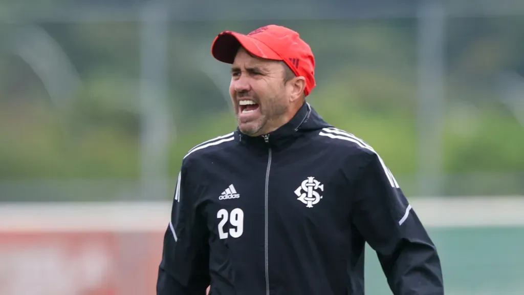 Coudet fez críticas ao gramado (Foto: Ricardo Duarte/Internacional/Divulgação)