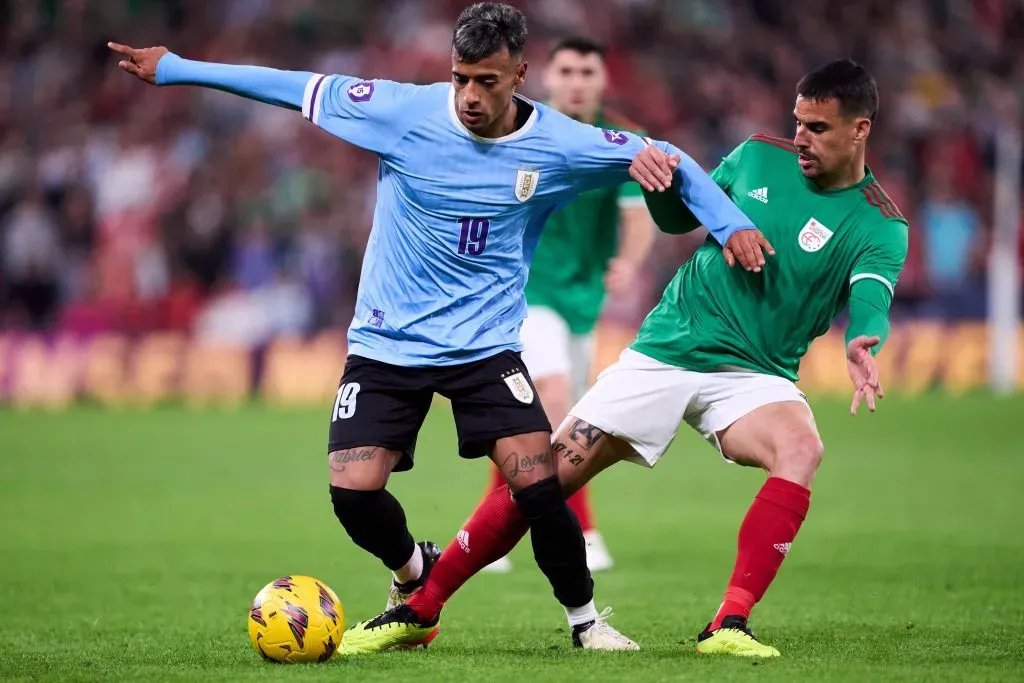 Luciano Rodríguez defendendo o Uruguai (Photo by Juan Manuel Serrano Arce/Getty Images)