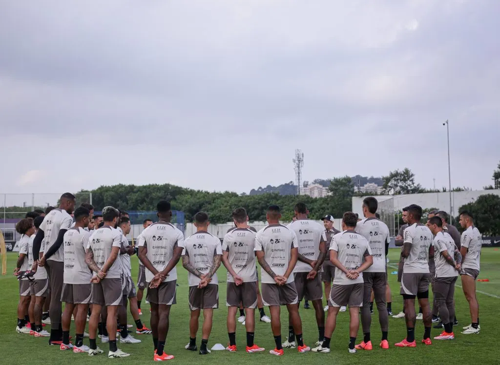 Treinador promoveu mudanças durante o treino e time deve entrar em campo diferente | Foto: Rodrigo Coca/Ag.Corinthians