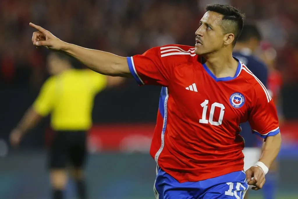 Alexis Sánchez celebrando gol pela Seleção Chilena. (Photo by Marcelo Hernandez/Getty Images)