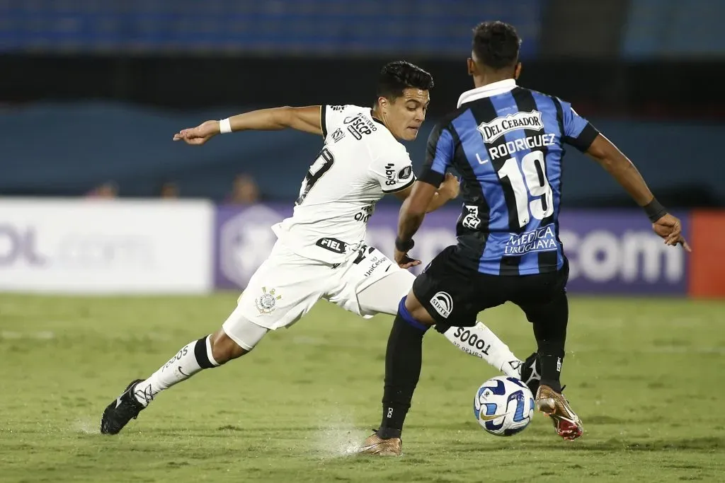 Luciano Rodríguez em partida contra o Corinthians. (Photo by Ernesto Ryan/Getty Images)