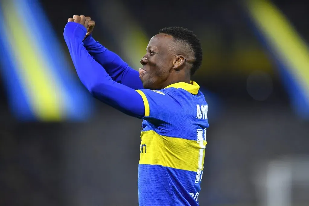 Luis Advíncula celebrando gol pelo Boca Juniors. (Photo by Marcelo Endelli/Getty Images)