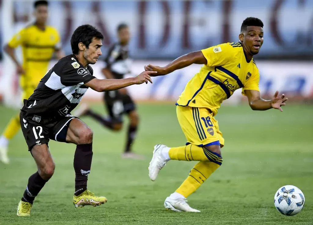 Frank Fabra em partida contra o Platense. (Photo by Marcelo Endelli/Getty Images)