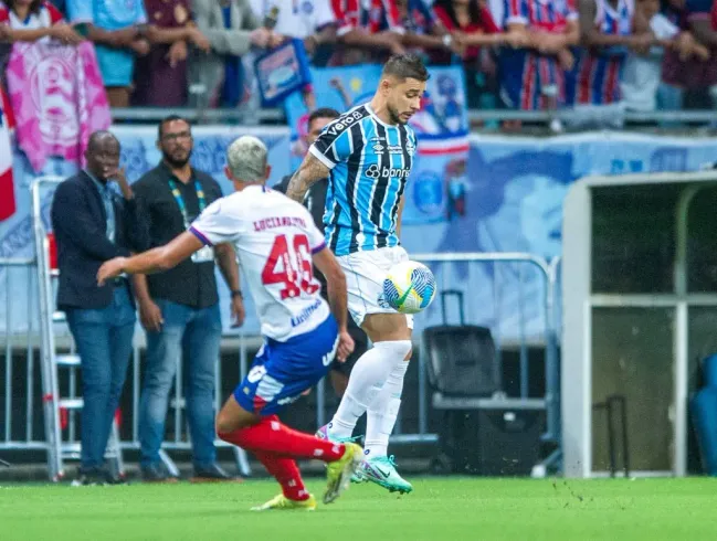 Ao fundo da imagem, Jailson Macedo de Freitas no campo da Arena Fonte Nova | Foto: Jhony Pinho/AGIF