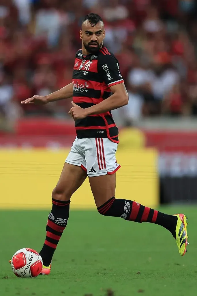Fabrício Bruno tenta cavar falta no jogo de ontem (28). Foto: Buda Mendes/Getty Images