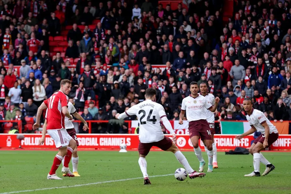 Gvardiol, do Manchester City, domina bola durante o jogo contra o Nottingham Forest. (Photo by Alex Livesey/Getty Images)