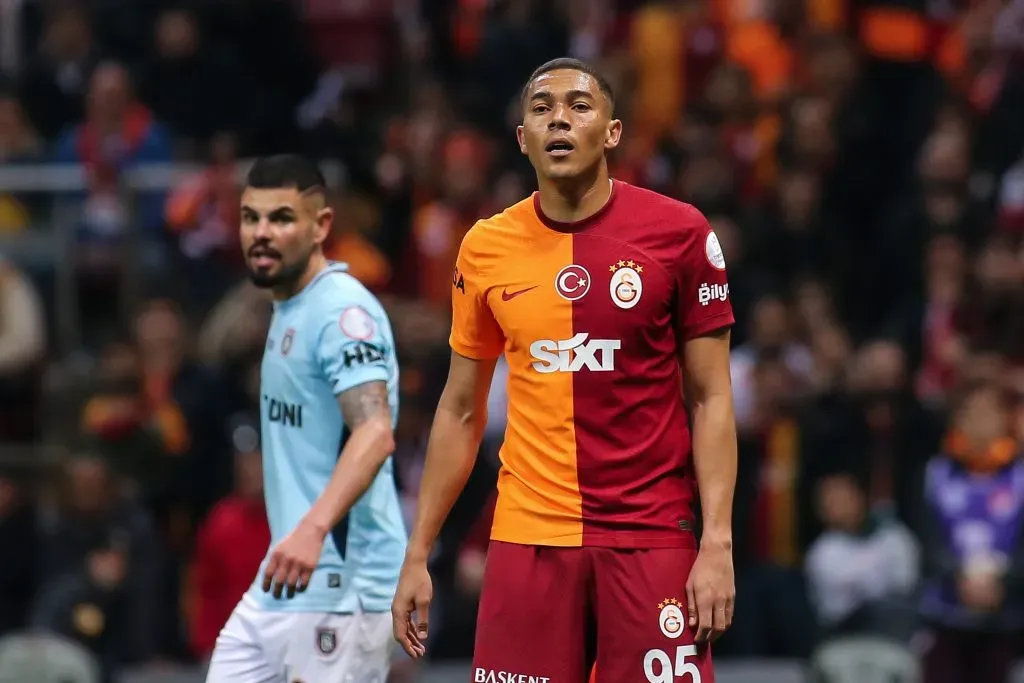 Carlos em campo pelo Galatasaray (Photo by Ahmad Mora/Getty Images)