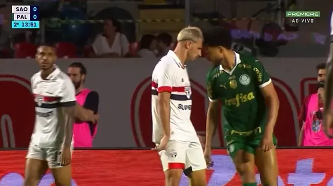 Calleri e Murilo se desentendem durante o clássico desta segunda-feira (29), no Morumbis | Foto: Reprodução/Premiere