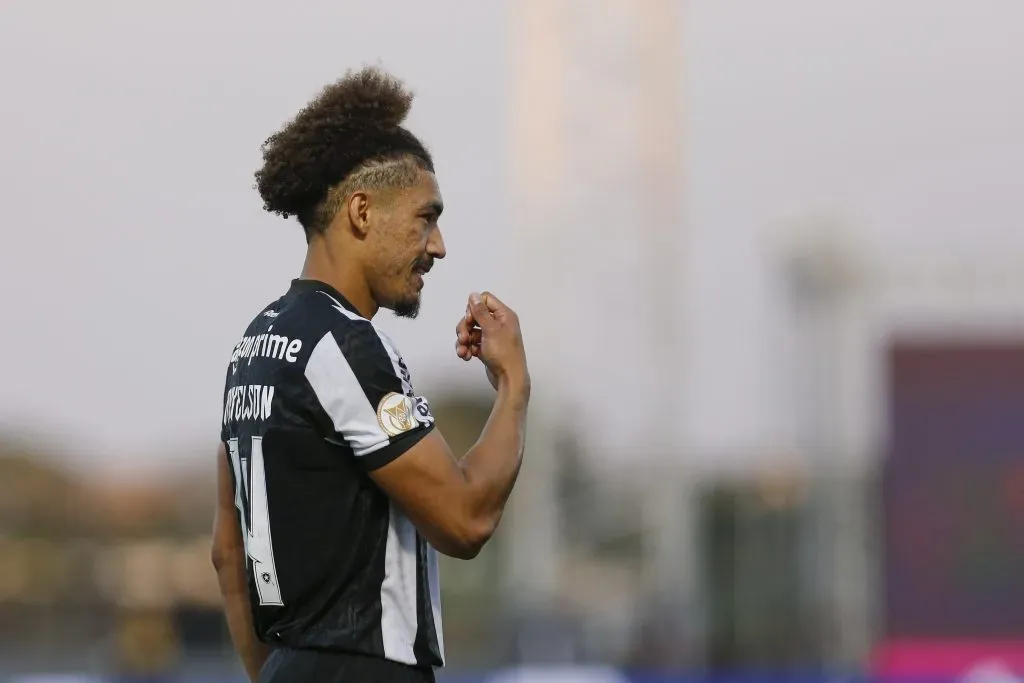 Jogador enfrentando o RB Bragantino (Photo by Ricardo Moreira/Getty Images)