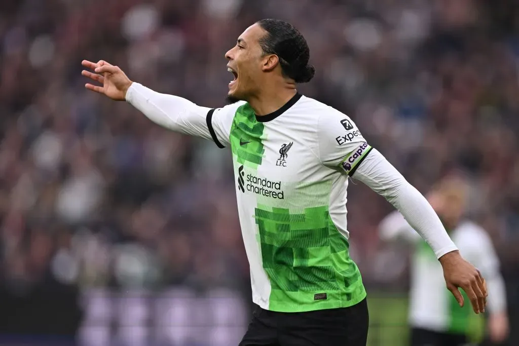 Virgil é alvo do Bayern. (Photo by Mike Hewitt/Getty Images)