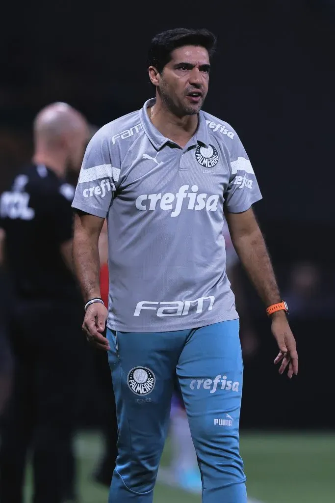 Abel Ferreira se revoltou com decisão do VAR em Palmeiras x Botafogo-SP. Foto: Ettore Chiereguini/AGIF