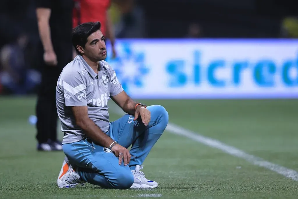 Abel Ferreira lamenta lance em Palmeiras x Botafogo-SP. Foto: Ettore Chiereguini/AGIF