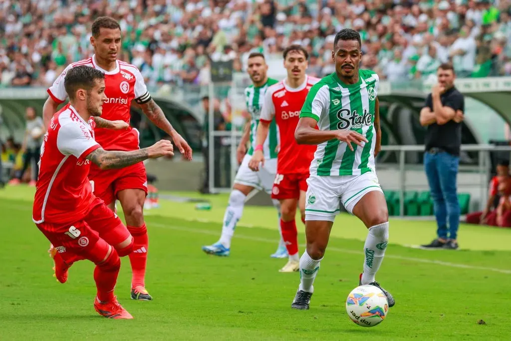 Jogador enfrentando o Internacional. Foto: Luiz Erbes/AGIF