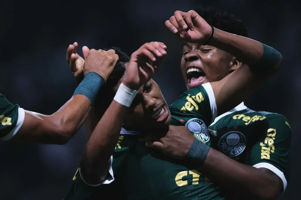 Estêvão e Endrick comemorando gol pelo Palmeiras. Foto: Ettore Chiereguini/AGIF