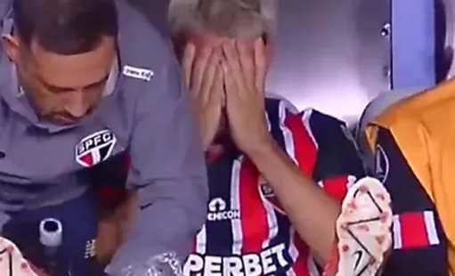 Calleri recebe atendimento no banco de reservas ao ser substituído com dores | Foto: reprodução/twitter