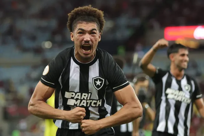Adryelson celebrando vitória pelo Botafogo. (Photo by Buda Mendes/Getty Images)