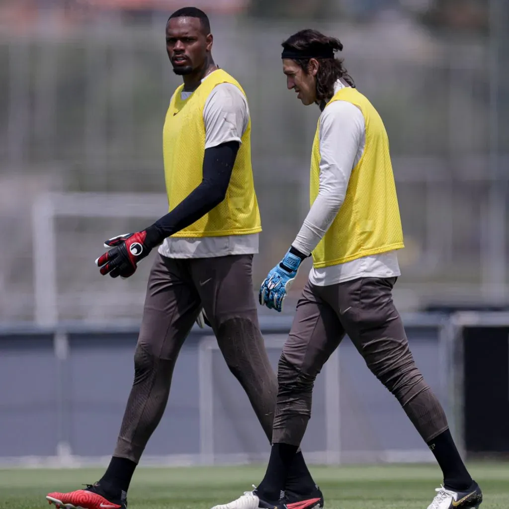 Carlos Miguel e Cássio no CT Joaquim Grava \ foto: rodrigo coca/agência corinthians