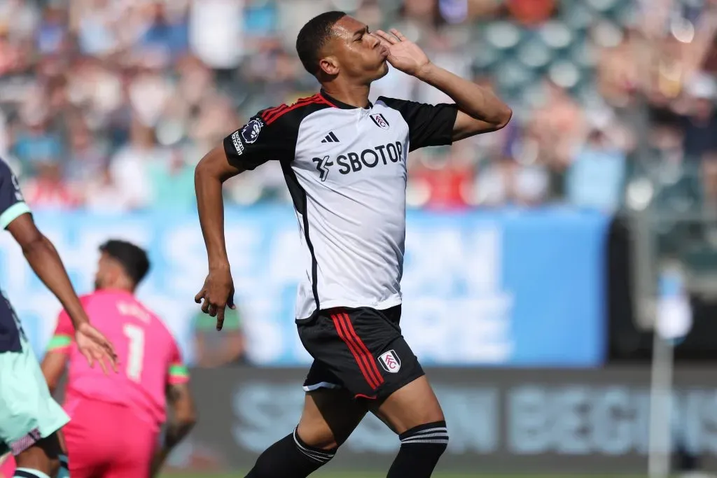 Carlos Vinicius celebrando gol pelo Fulham. (Photo by Tim Nwachukwu/Getty Images)